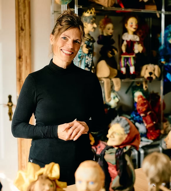 Irmi Wette in der Puppenwerkstatt